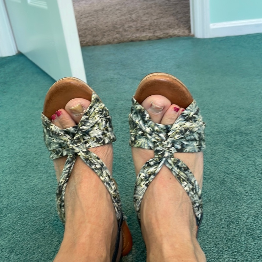 Sling back sandal with a light stretchy fabric material